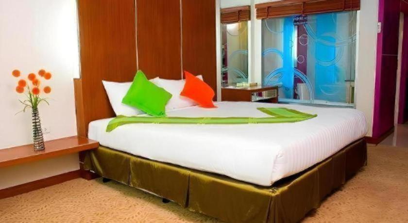 V-One Hotel Korat Nakhonratchasima Dış mekan fotoğraf